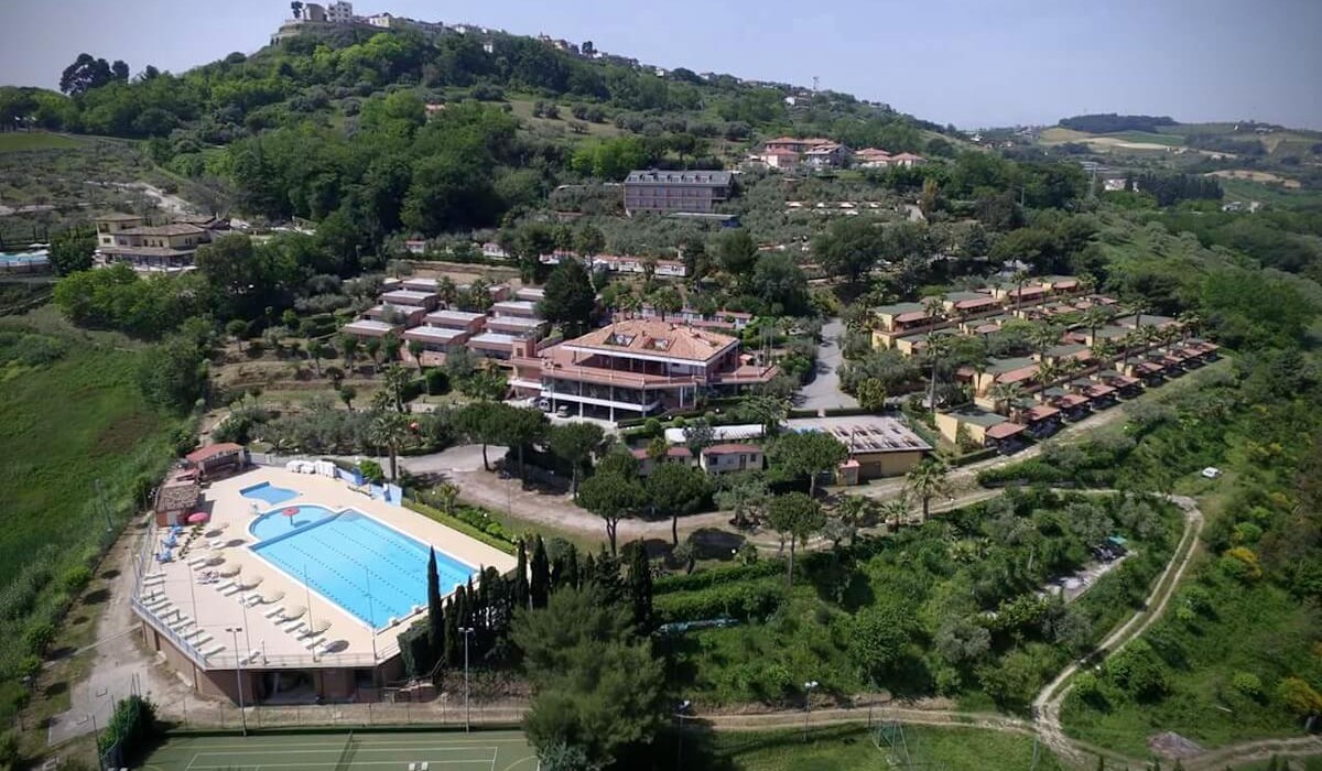Apulia Residence Silvi Marina - Veduta laterale della struttura vista dal drone