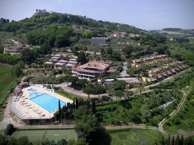 Apulia Hotel Europe Garden Residence - Veduta laterale della struttura vista dal drone