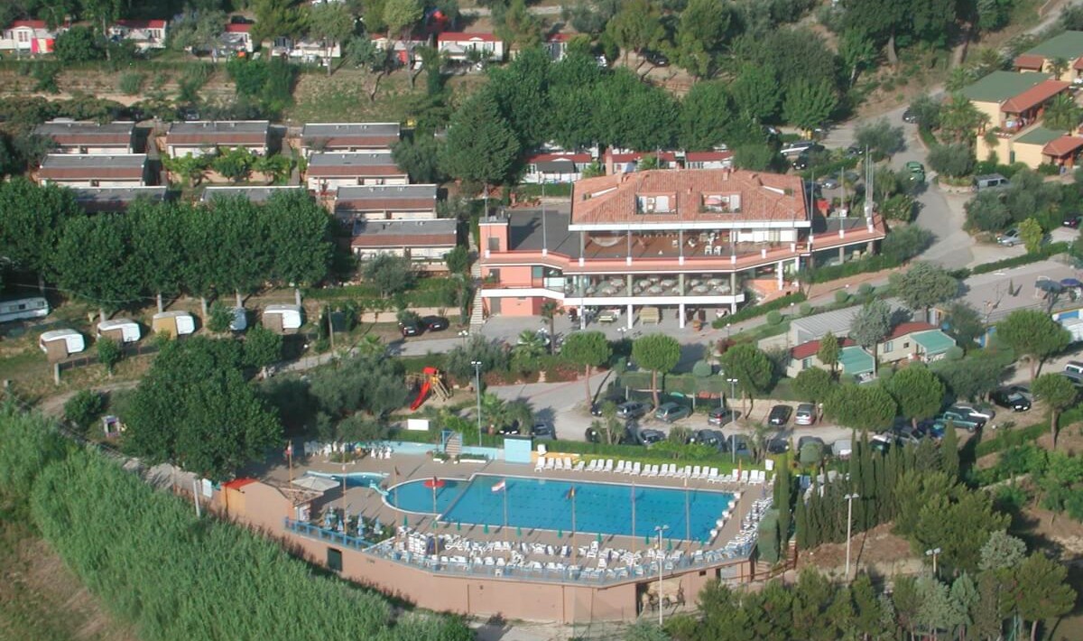 Apulia Residence Silvi Marina - Veduta frontale della struttura vista dal drone