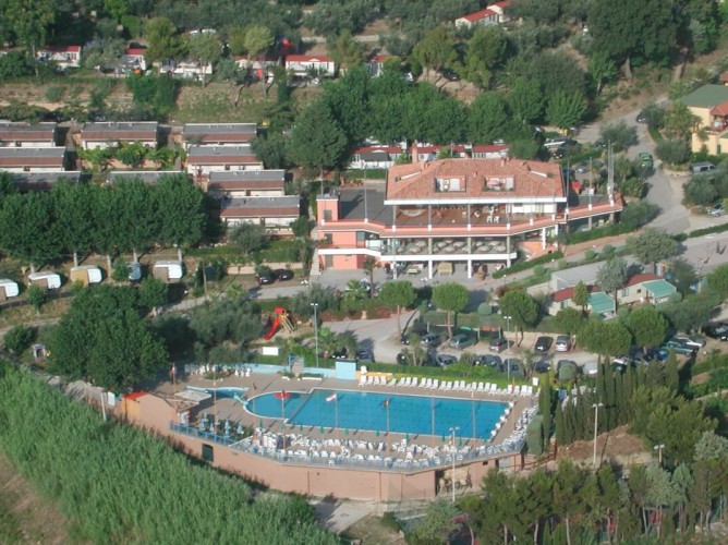 Apulia Residence Silvi Marina - Veduta frontale della struttura vista dal drone