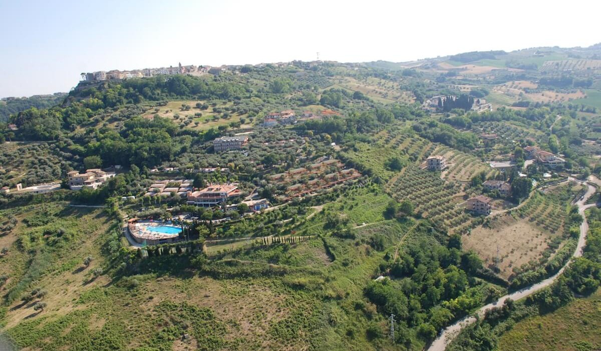 Apulia Residence Silvi Marina - Veduta dal drone della collina di Silvi in evidenza la struttura con gli ulivi centenari
