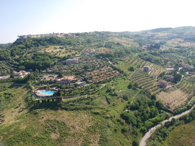 Apulia Residence Silvi Marina - Veduta dal drone della collina di Silvi in evidenza la struttura con gli ulivi centenari