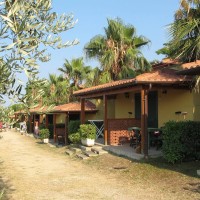 Viale esterno dei Bungalow in muratura con veranda