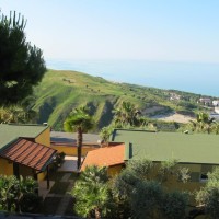 Veduta vista mare dai bungalow in muratura della struttura