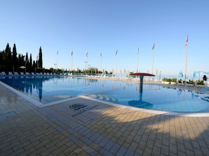 Apulia Hotel Europe Garden Residence - Dettagli bordo piscina panoramica semi olimpionica 