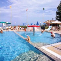 Piscina con cascate cervicale ed idromassaggi