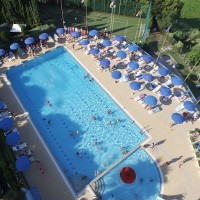 Veduta dal drone della piscina principale con cascate cervicali