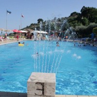 Piscina principale semi olimpionica con in dettaglio i giochi d'acqua
