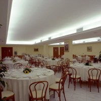 Sala ristorante con tavoli assegnati per tutto il soggiorno