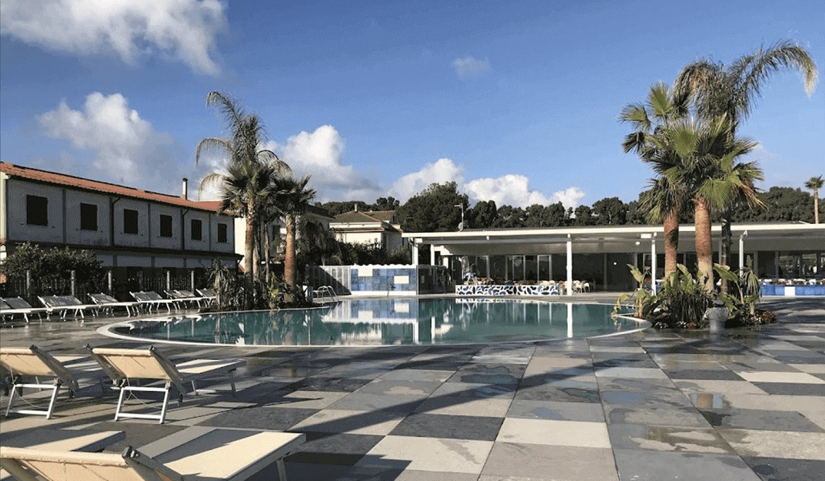 Fruit Village Coral Beach - Fruit Village Coral Beach Resort solarium bordo piscina
