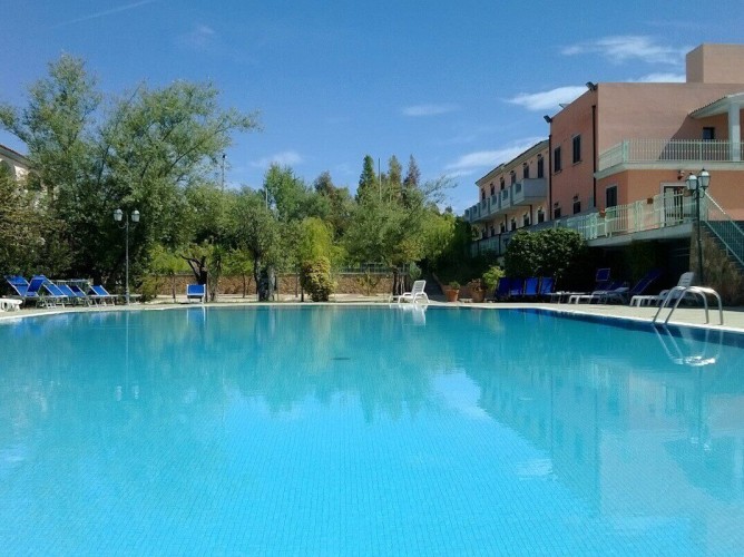 Residence Club Gli Ontani - Club Residence & Hotel Gli Ontani veduta della piscina con lettini