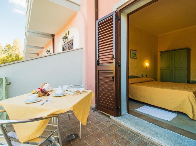 Residence Club Gli Ontani - Club Residence & Hotel Gli Ontani dettaglio balcone attrezzato con tavoli e sedie