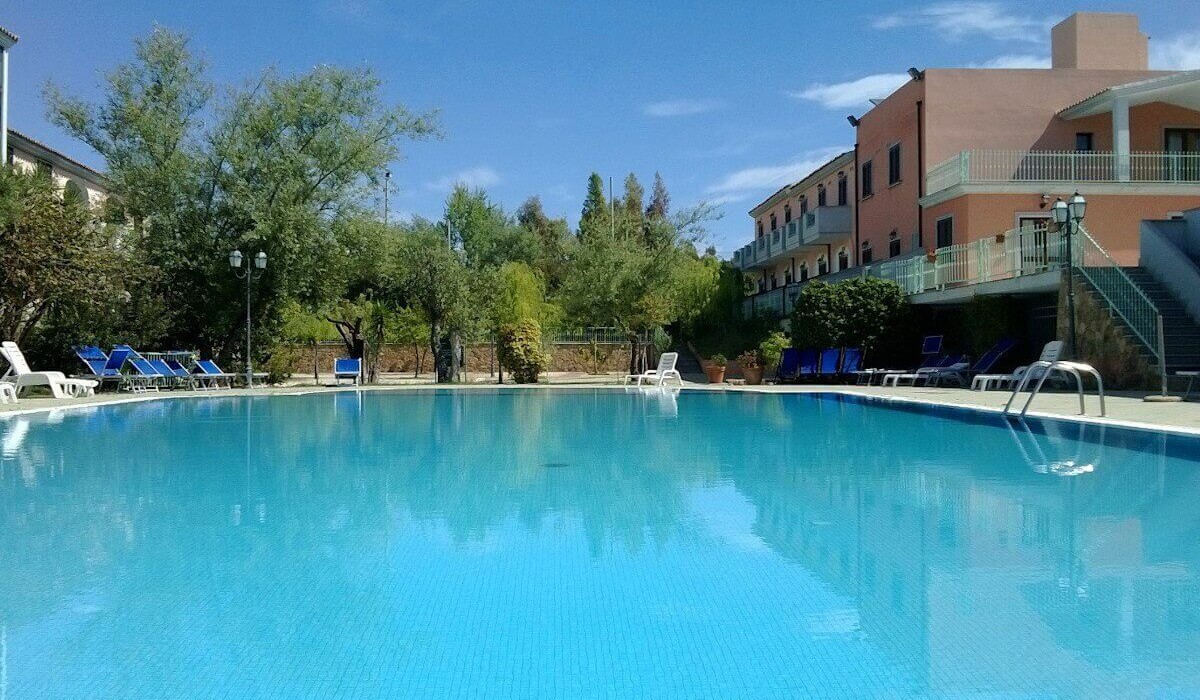 Residence Club Gli Ontani - Club Residence & Hotel Gli Ontani veduta della piscina con lettini