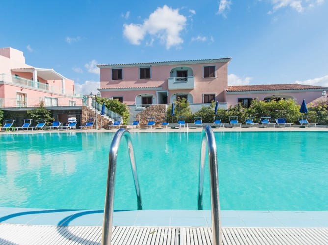 Residence Club Gli Ontani - Club Residence & Hotel Gli Ontani veduta piscina esterna