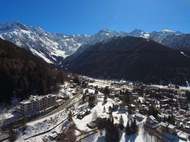 Palace Resort Pontedilegno - Veduta dell'hotel e della valle dal drone