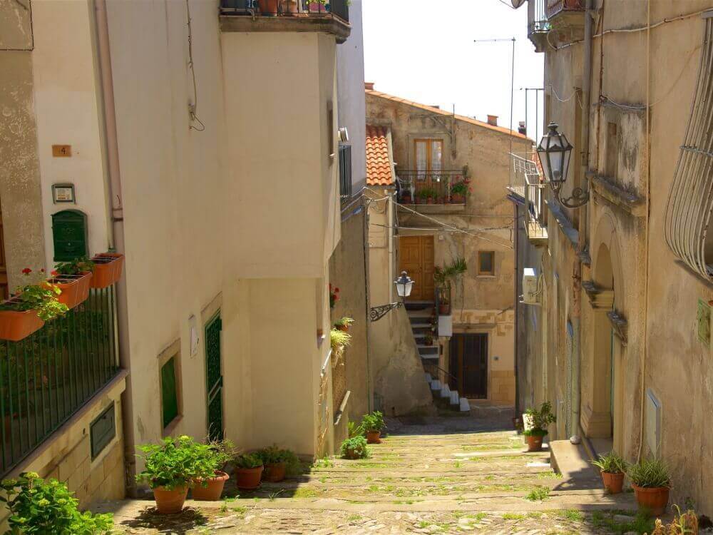 Le antiche stade ed i vicoli tipici del Borgo