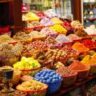 Un tipico negozio del Gran Bazar di Istanbul con bellissime e coloratissime spezie