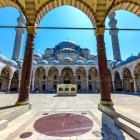 Dettagli delle colonne e portici in marmo tipici dell'architettura ottomana del XVI secolo della Moschea di Solimano a Istanbul