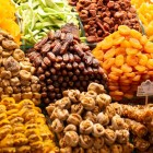 Gran bazar di Istanbul banco con diverse qualità di frutta secca uno delle specilità tradizionali di Istanbul