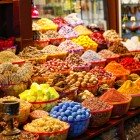 Un coloratissimo banco di spezie e frutta essiccata tipica della Turchia