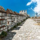 La potente cinta muraria salvò molte volte Costantinopoli dagli assedi, cedette solo alla polvere da sparo degli ottomani che misero fine al millenario Impero Romano d'Oriente