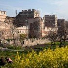 Le mura di Costantinopoli, o mura bizantine, sono una delle strutture difensive più imponenti mai costruite. Si estendono per circa 22 km e comprendono tre linee di fortificazioni, con torri, porte monumentali e fossati.