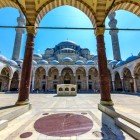 Dettagli delle colonne e portici in marmo tipici dell'architettura ottomana del XVI secolo della Moschea di Solimano a Istanbul