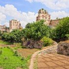 Una parte delle mura di Costantinopoli o mura Teodosiane, un'imponente opera di architettura militare bizantina, considerata la più grande dell'Impero bizantino.
