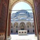 Il portale di ingresso della Moschea di Solimano a Istanbul è un'opera maestosa, decorata con dettagli in marmo e calligrafia araba. La sua eleganza e imponenza riflettono perfettamente lo stile ottomano.