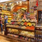 Una bottega all'interno del Gran bazar delle spezie a Istanbul