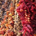 Peperoni cruschi, peperonici e altri frutti essiccati molto utilizzati nella cucina turca