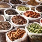 Uno dei tanti negozi del Gran Bazar delle spezie che offre cannella, anice stellato ed altre spezie tipiche