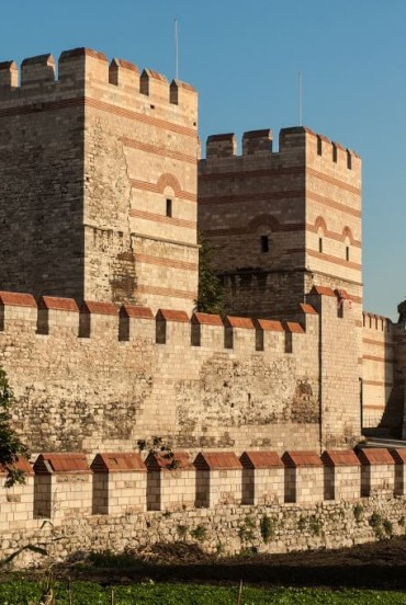Le Mura di Costantinopoli considerate inespugnabili erano lunghe 12 km ed alte 12 metri, considerate una delle opere militari più importanti è complesse mai realizzate