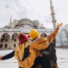 Cortile interno della Moschea Blu a Istanbul, con archi ottomani eleganti, mosaici raffinati e un’atmosfera di tranquilla maestosità.