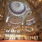 Interni della Moschea Blu a Istanbul, con magnifici mosaici, cupole imponenti e decorazioni ottomane che uniscono arte e spiritualità.