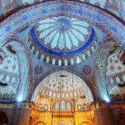 La cupola della Moschea Blu domina l’interno con la sua imponenza e armonia, decorata con motivi floreali e calligrafie coraniche, è il simbolo dell’architettura ottomana classica.