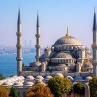Nel cuore storico di Istanbul, la Moschea del Sultano Ahmet, conosciuta come Moschea Blu, incanta con la sua eleganza ottomana.