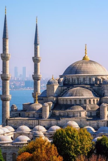La Moschea Blu, conosciuta anche come Moschea del Sultano Ahmet è uno dei siti di Istanbul che lasciano i viaggiatori completamente a bocca aperta per la sua bellezza e la sua storia e per gli interni ricoperti di oltre 21.000 maioliche dalle diverse tonalità di blu