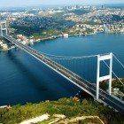Il Ponte Euroasia, o Ponte di Osman Gazi, collega Europa e Asia sul Mar di Marmara, offrendo un collegamento strategico e panorami spettacolari tra le due sponde.