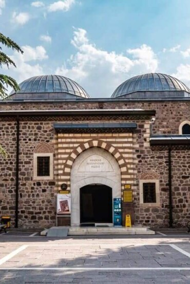 Il Museo delle Civiltà Anatoliche (in turco, Anadolu Medeniyetleri Müzesi) si trova sul lato sud del Castello di Ankara, nella zona di Atpazarı, ad Ankara, in Turchia. Il museo è ospitato nel vecchio deposito del Bazar Ottomano Mahmut Paşa e del Kurşunlu Han