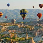La Cappadocia, con i suoi paesaggi fiabeschi di camini delle fate e antiche città rupestri, è una meta imperdibile in Turchia che unisce natura, storia e cultura unica.