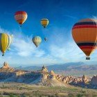 Mongolfiere in volo nella valle dei camini fatati in Cappadocia, Turchia