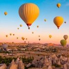 Mongolfiere luminose nel cielo della Cappadocia, Turchia