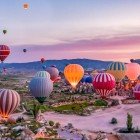 Mongolfiere nel parco nazionale di Goreme, Cappadocia, Turchia