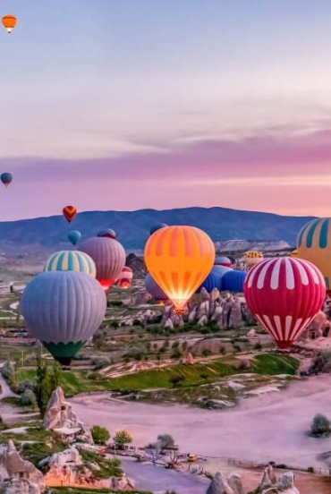 Mongolfiere nel parco nazionale di Goreme, Cappadocia, Turchia