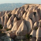 Le formazioni rocciose della Cappadocia, scolpite dal vento e dal tempo, creano un panorama unico al mondo, dominato dai celebri "camini delle fate".