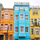 Nel suggestivo quartiere di Fener, i caffè e i bistrot turco-europei lungo il marciapiede si alternano ad antiche case in legno e piccole chiese sontuose come quella bulgaro-ortodossa di Santo Stefano