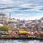 Corno d'Oro e mercato del pesce nel porto di Istanbul