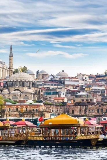 Vista del Corno d'Oro ad Istanbul in risalto i ristoranti sulle tipiche imbarcazioni turche