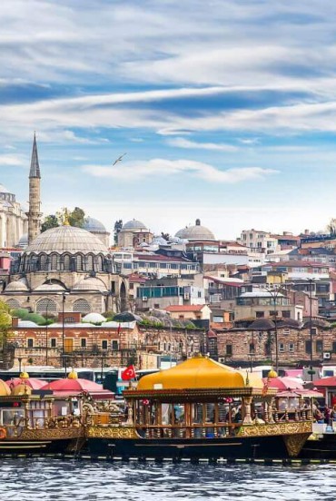 Pescherecci tipici nel porto del Corno d'Oro a Istanbul